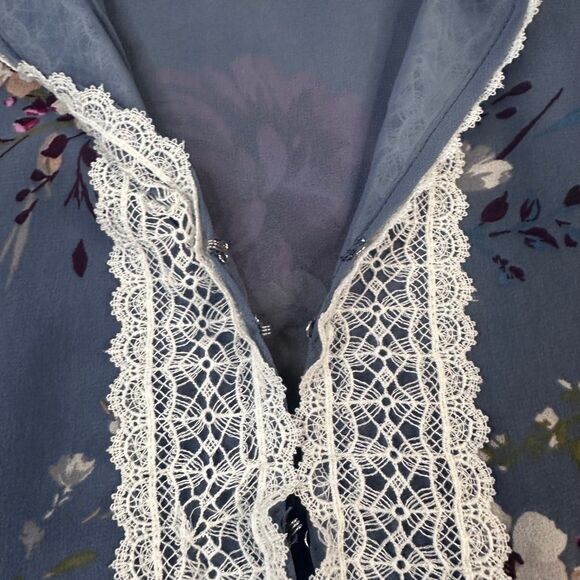 White House Black Market Floral Blouse Blue Lace V-Neck Long Sleeve Size 10 - Picture 2 of 7